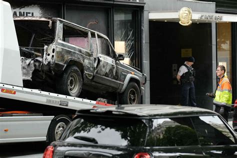 Parigi, rapina alla boutique Chanel: bottino milionario. Incendiata l .